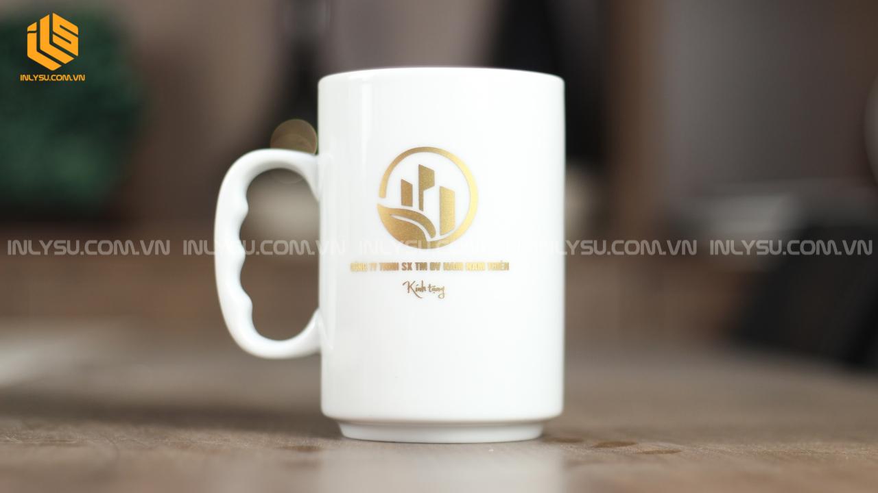 ly sứ quà khuyến mãi in logo mạ vàng sang trọng cho doanh nghiệp