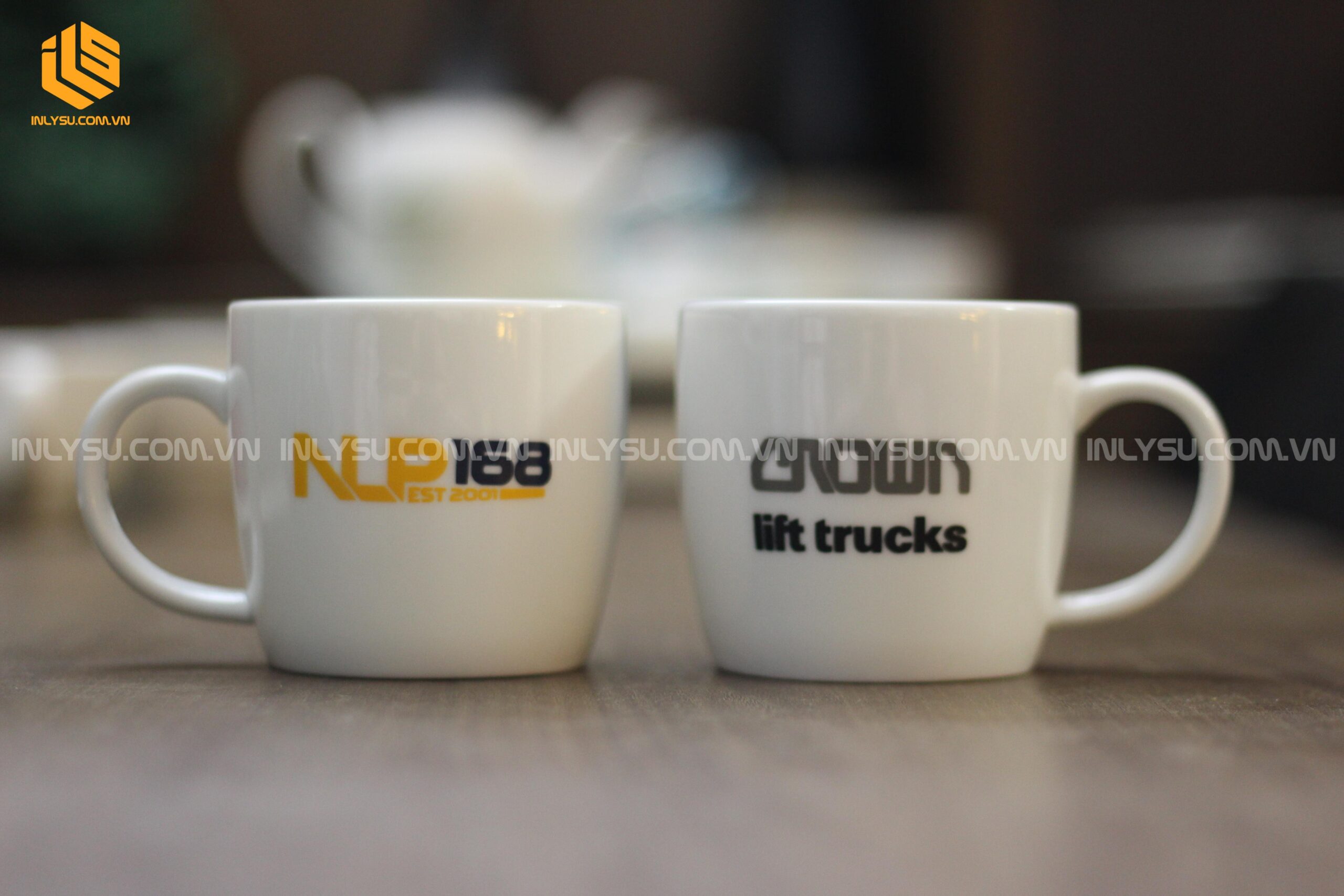 in ly sứ cho quán cafe mẫu ly trắng in logo đơn giản đẹp tinh tế
