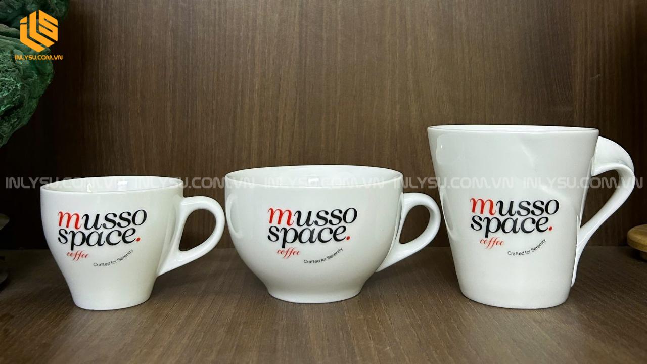 Ly sứ in logo quán cafe màu trắng thiết kế tối giản, phổ biến cho quán cafe hiện đại