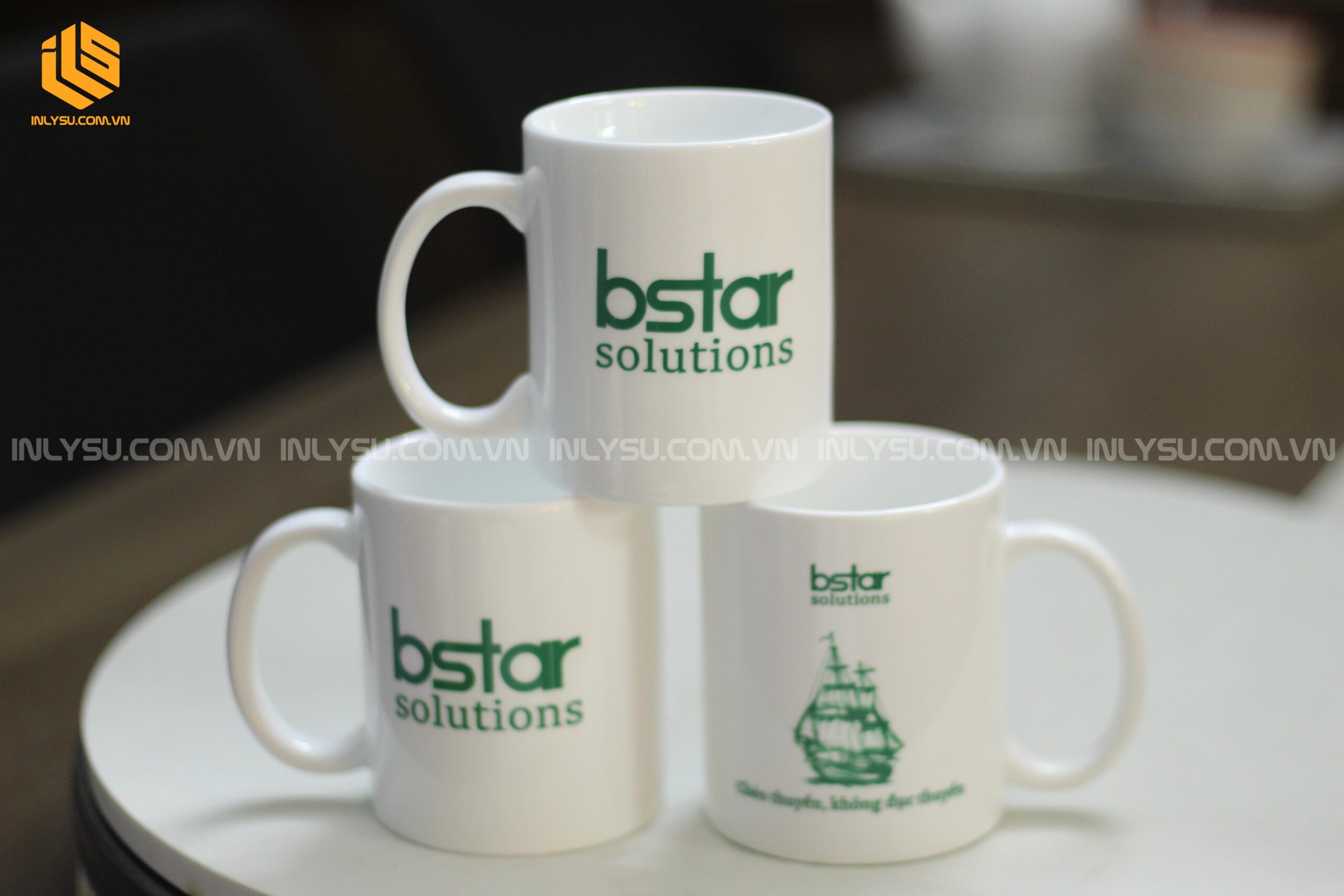 đặt in ly sứ online với ly trắng in logo doanh nghiệp đơn giản và tinh tế