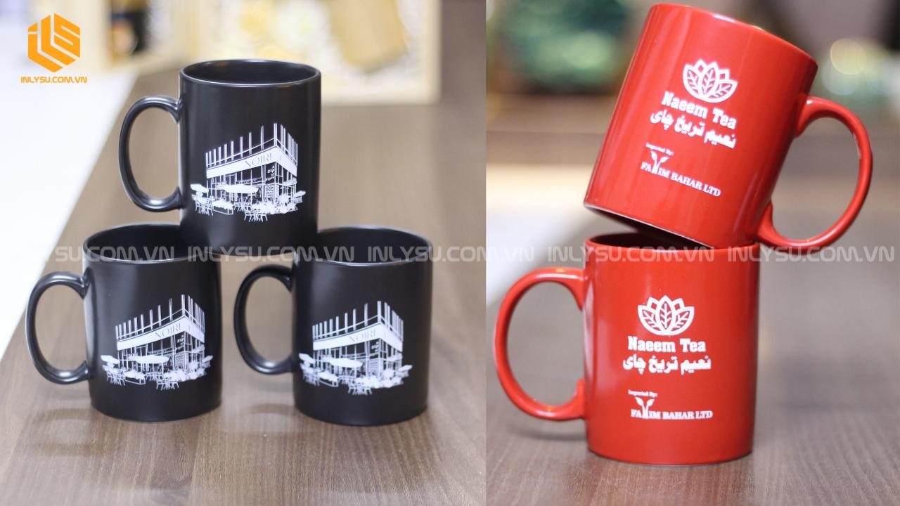 Ly sứ in logo quán cafe màu đen và đỏ nổi bật giúp tăng nhận diện thương hiệu