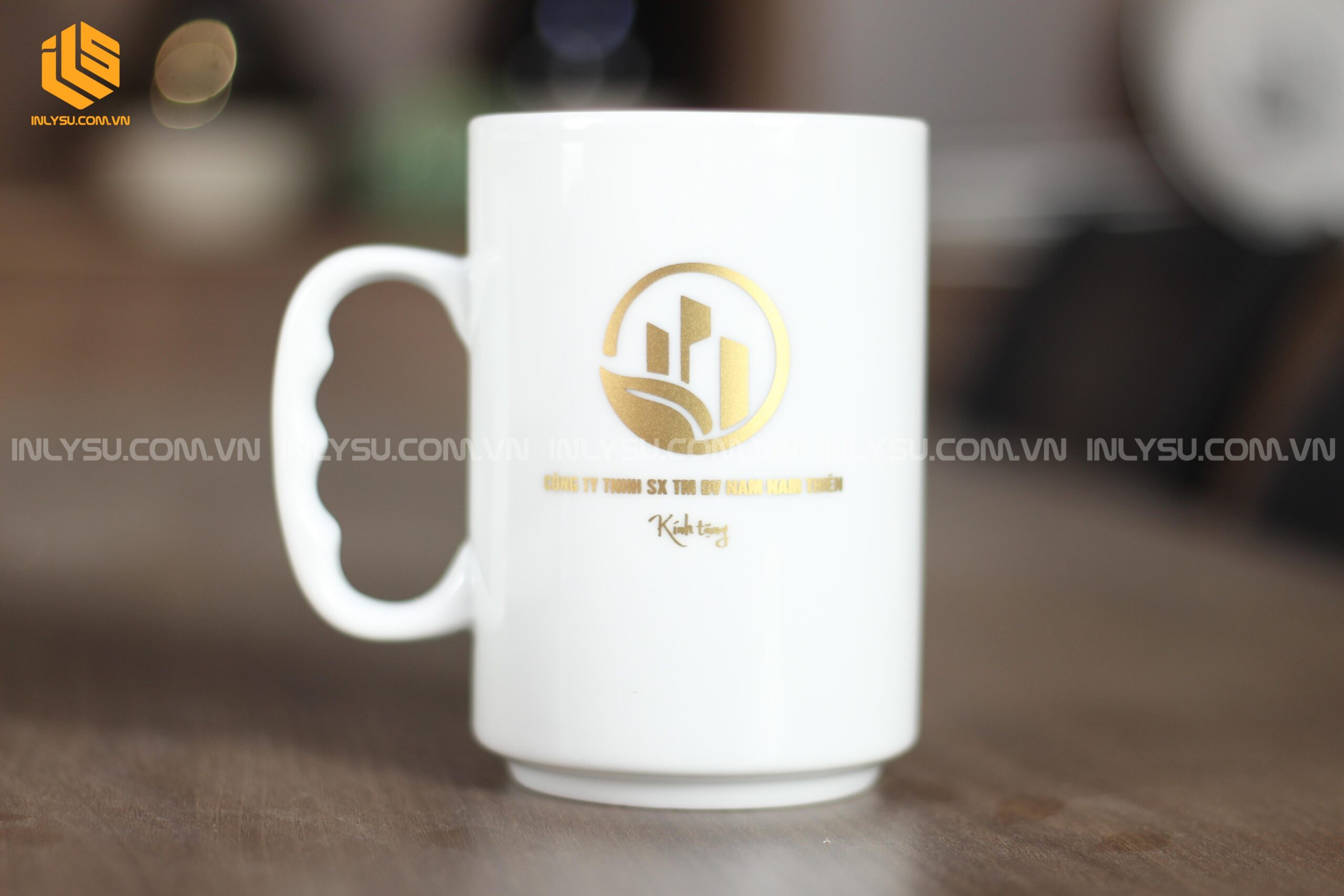 đặt in ly sứ online với mẫu ly trắng in logo ép kim cao cấp