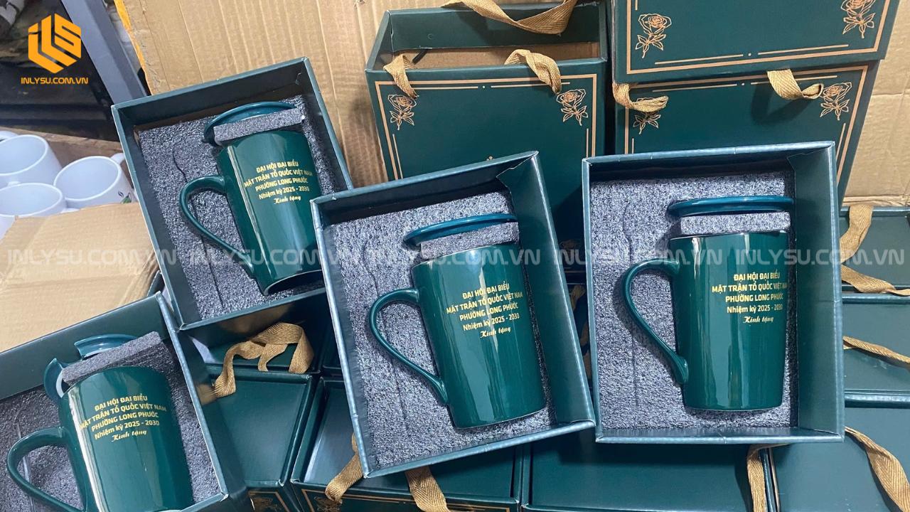 Ly sứ in logo quán cafe có nắp sang trọng dùng làm quà tặng doanh nghiệp